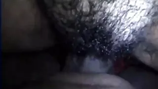 පාහේ යහන මත ගැහැණු ළමයි සමග ඔහුගේ සතුට අහිමි