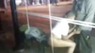 පොම්ප ගුරුවරයා මේසය මත ශිෂ්ය විසින් කෙළ