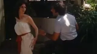 අඳුරු හිසකෙස් ඇති මිනිසා දෙකක් fuckholes හැන්ඩ්ල්