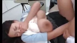 විශාල පියයුරු සහිත කසළ රවුමක් තුළ ඉතිරි කර සීමාවට ගෙන යන ලදී