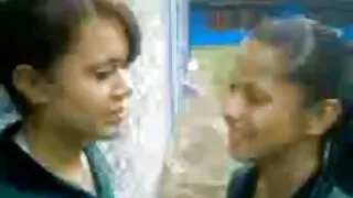 සිප ගනිමින් ආකර්ශනීය ආකෘති උණුසුම් jerk වන කාඞ් දී