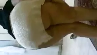 Sneaky දැරිය හුඩ් සමග නයිට් ක්ලබ් දී හාදයෙක් ගමන්