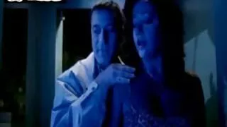 සුදු මිනිසා මුරණ්ඩු කළු තරුණ කාන්තාවක්