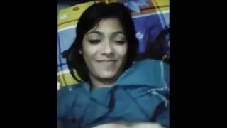ලස්සන කෙල්ල කුඩා යහන මත මේස් දී fucks