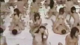 බබා ඇගේ පෙම්වතා මිහිරි somersaults සමග යහන මත