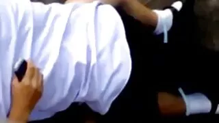 රෝස පැහැති dildo සමග ඇඳ මත බොරු ගැහැණු