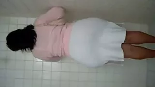 කළු හිසකෙස් ඇති දැඩි යෝනි මාර්ගය තුළ අත් විය
