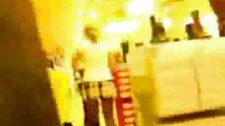 සුදු පැටියා කළු කුකුළා විසින් කෙළ